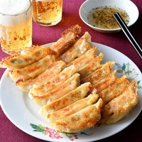 赤坂珉珉（みんみん）の焼き餃子。こんがりとした焼き色の盛り付け