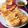 赤坂珉珉（みんみん）の焼き餃子。こんがりとした焼き色の盛り付け