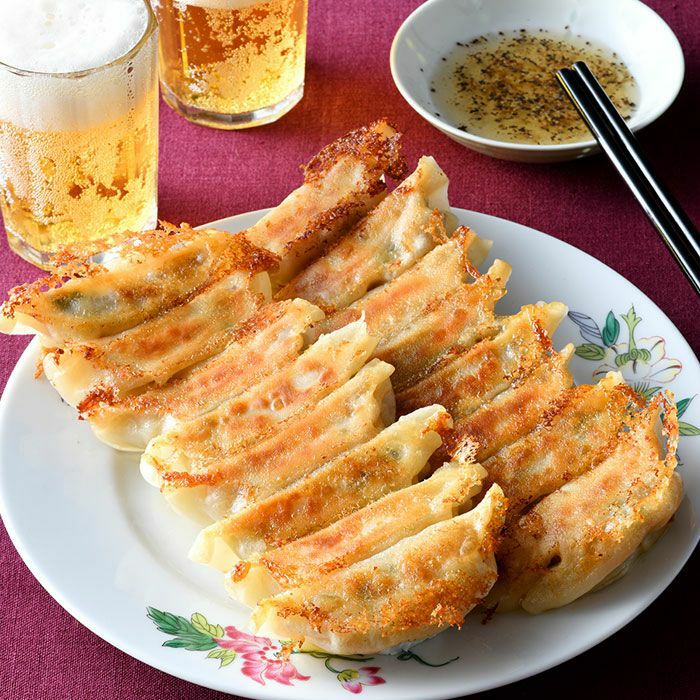 赤坂珉珉（みんみん）の焼き餃子。こんがりとした焼き色の盛り付け